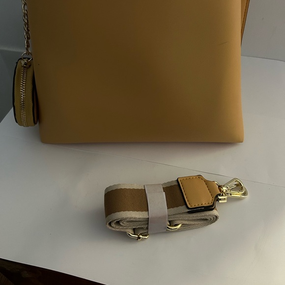 Hip shoulder bag with bonus coin wallet - Picture 3 of 9